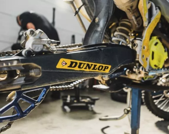Een off-road motor op de bok in de werkplaats van Joramo